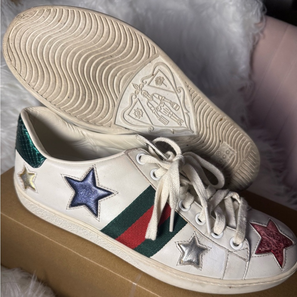 Gucci White Sneakers with Multicolor Stars in size 36! ❤️💚🤍💙